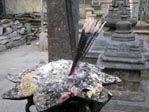 Kathmandou - Encens de prière au temple de Seto Machhendranath